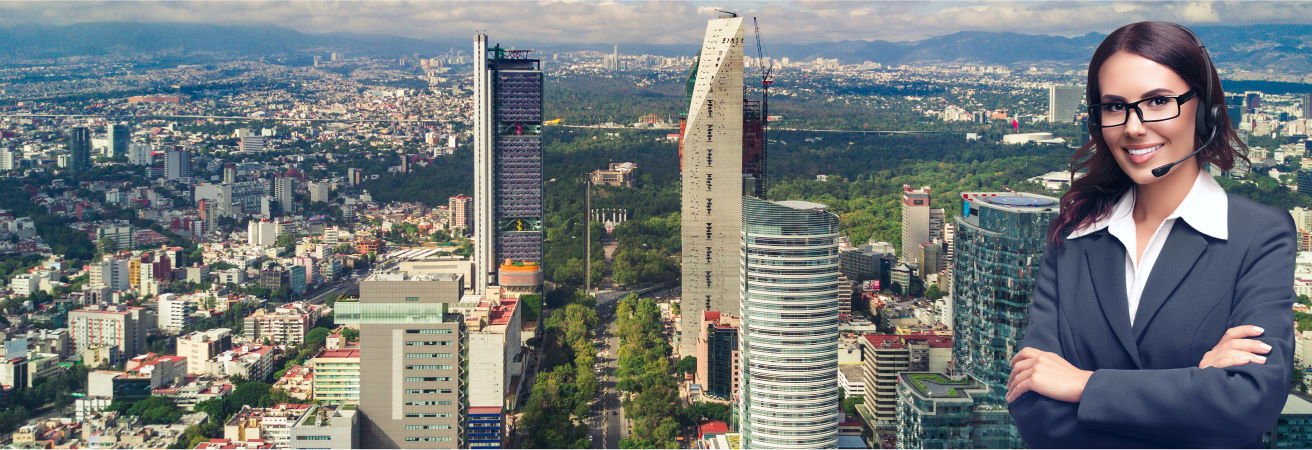 Agente de Cleaver frente al skyline de la Ciudad de México